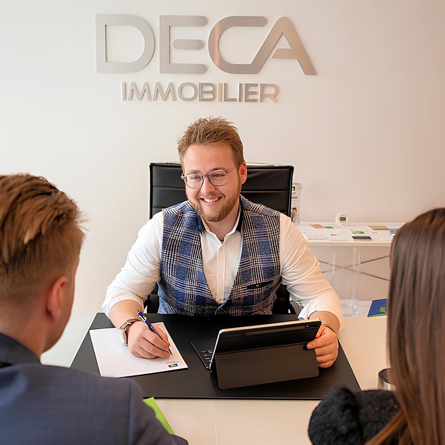 Agent DECA Immobilier en rendez-vous avec un client à Ixelles